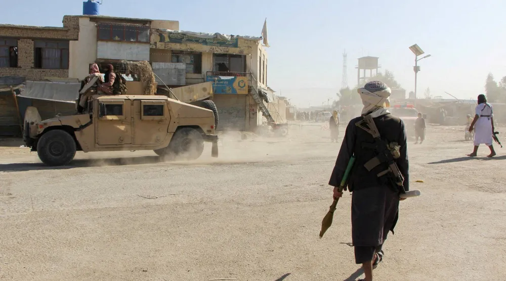 دورية لمقاتلي حركة «طالبان» قرب الحدود الأفغانية الباكستانية (رويترز)