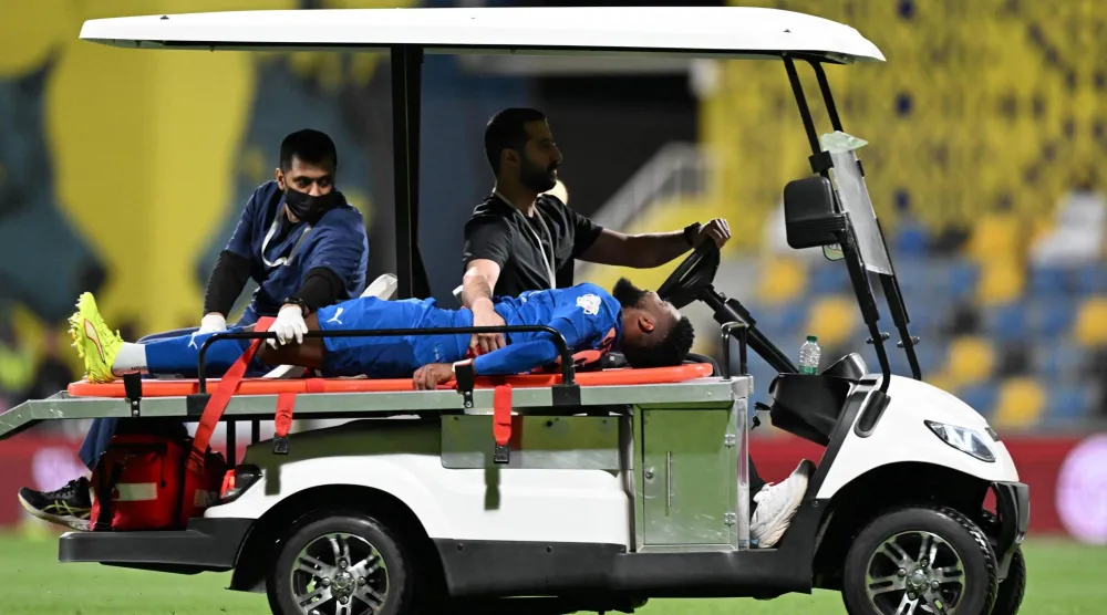 لحظة إصابة اليامي خلال مواجهة التعاون والهلال (تصوير: بشير صالح) 