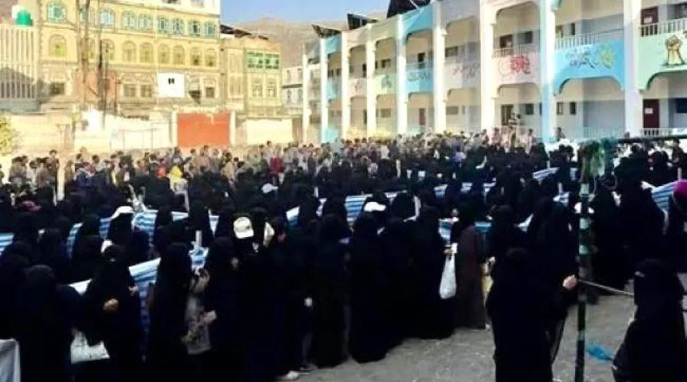  يمنيات يتجمعن في باحة مدرسة حكومية في إب للحصول على وجبة إفطار (فيسبوك)