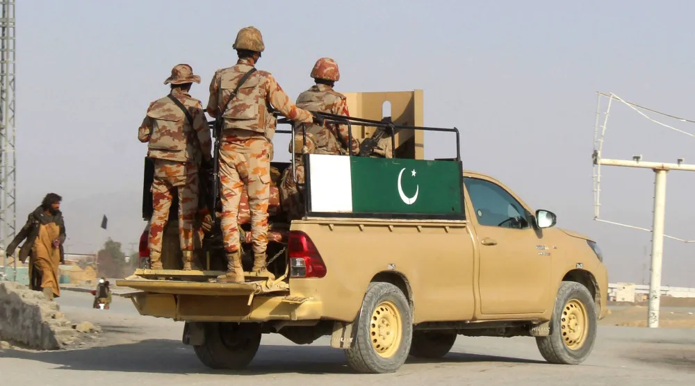 جنود باكستانيون يقومون بدوريات بالقرب من معبر الحدود الباكستاني الأفغاني في تشامان في 27 فبراير 2026 (أ.ف.ب)
