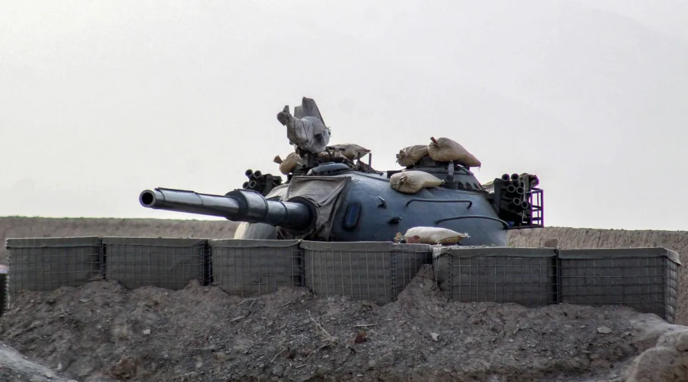 دبابة تابعة للجيش الباكستاني عند الحدود الباكستانية الأفغانية في تشامان - 27 فبراير 2026 (أ.ف.ب)