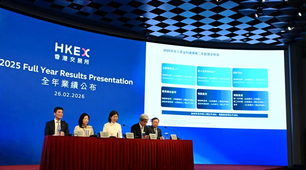 مسؤولو بورصة هونغ كونغ خلال مؤتمر لعرض نتائج الأعمال السنوية يوم الخميس (أ.ف.ب)