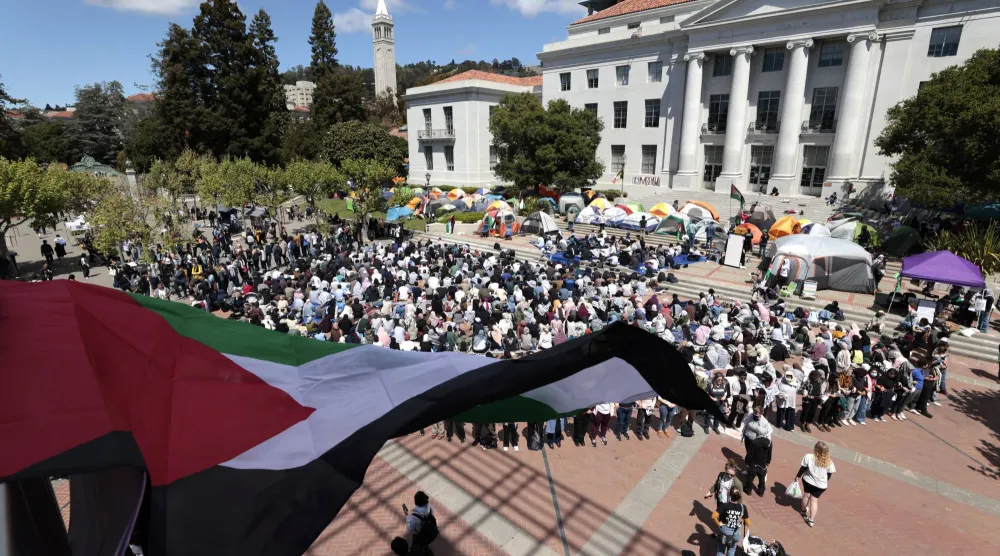 احتجاجات جامعة بيركلي في كاليفورنيا لوقف الحرب ضد غزة (إ.ب.أ)