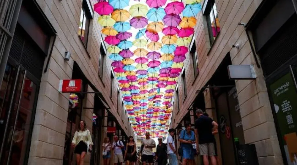 يمشي الناس عبر منطقة التسوق «بروميناد سانت كاثرين» في بوردو بفرنسا (رويترز)