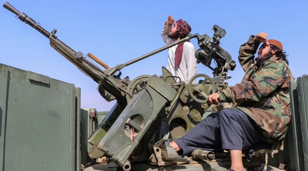 جنود من «طالبان» بجوار مدفع أثناء مراقبتهم للطائرات المقاتلة الباكستانية في ولاية خوست بأفغانستان يوم 27 فبراير 2026 (رويترز)