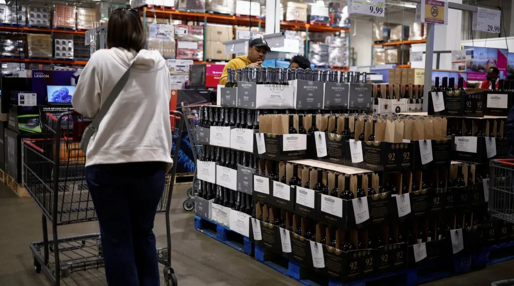 متسوقة تدفع عربة تسوق داخل متجر كوستكو قبل تخفيضات «بلاك فرايدي» في أرلينغتون بفيرجينيا (رويترز)