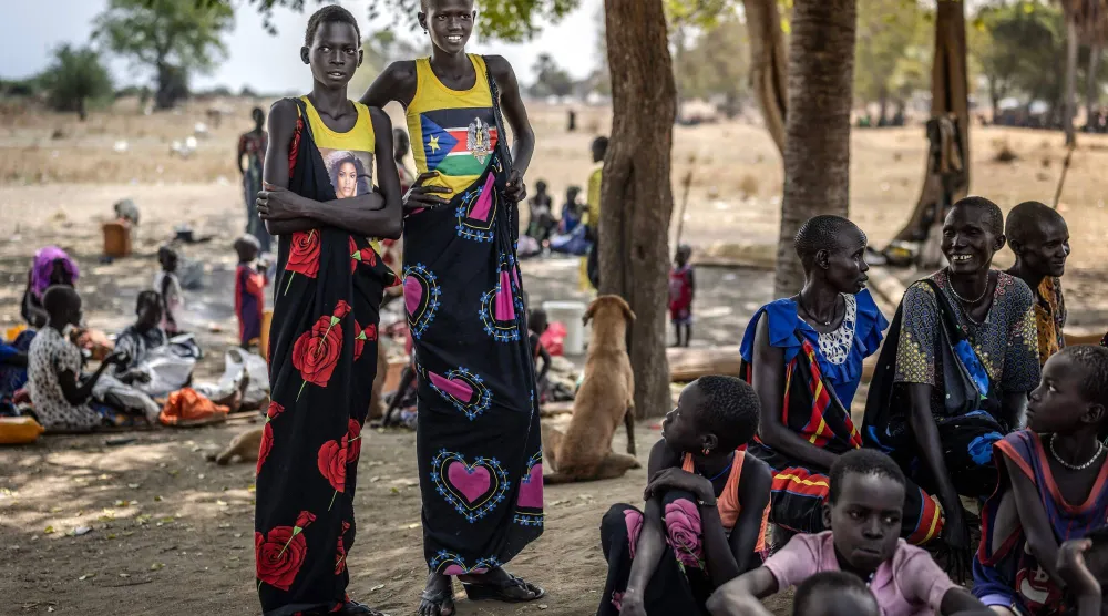فتيات من مجتمع الدينكا يتجمعن تحت ظل شجرة في موقع لتجمّع النازحين بالقرب من مينغكامان في جنوب السودان... 14 فبراير 2026 (أ.ف.ب)