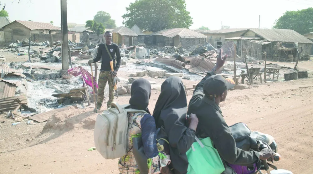 جندي يقف حارساً في قرية وورو بولاية كوارا بعد الهجوم الإرهابي (أ.ب)