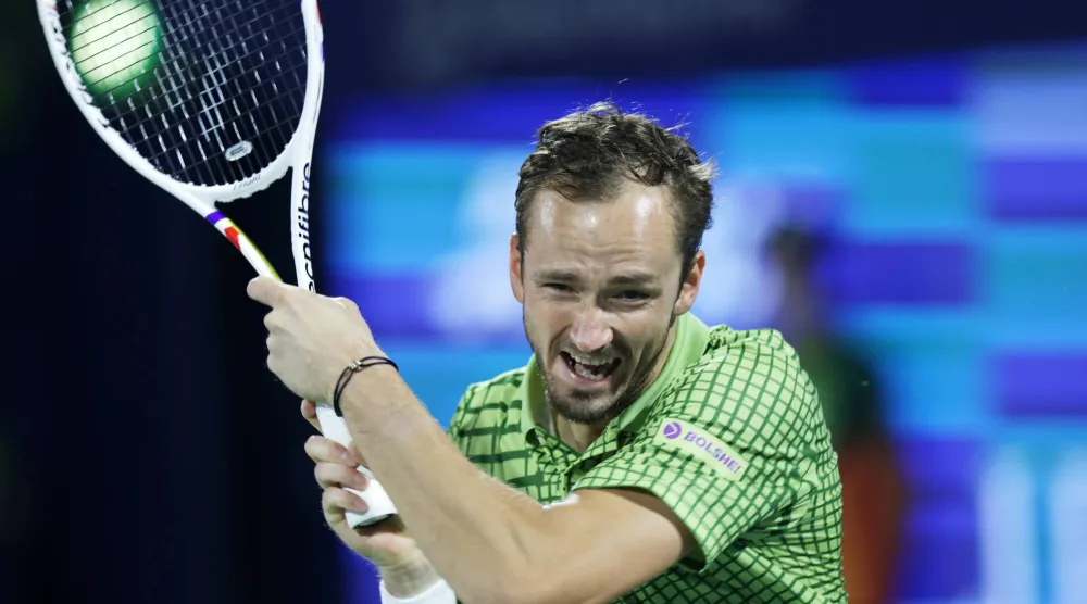 الروسي دانييل مدفيديف إلى نهائي دبي (إ.ب.أ)