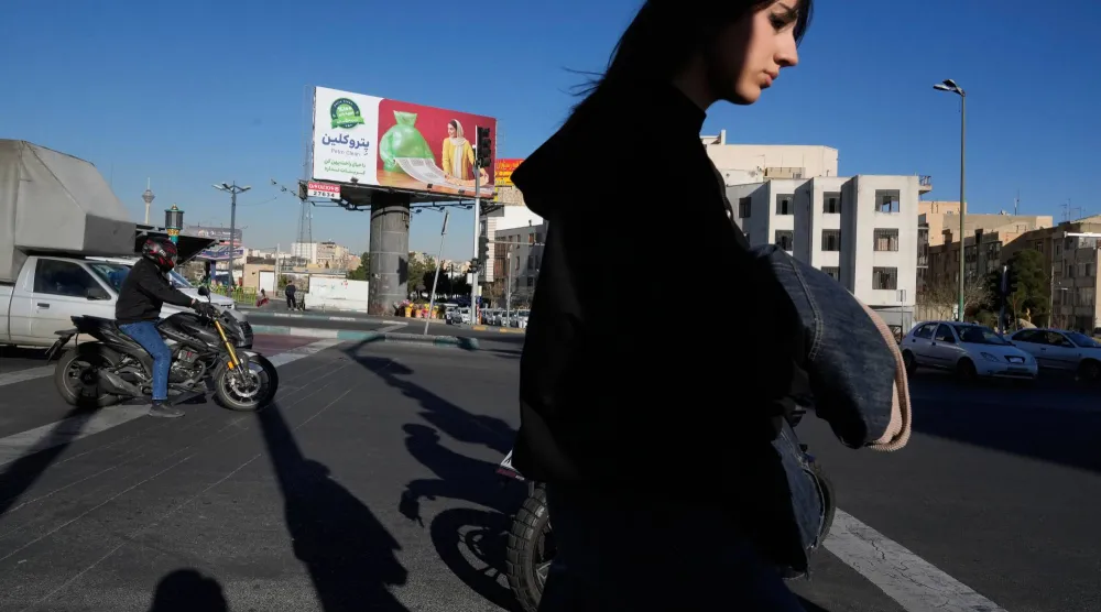 امرأة تعبر شارعاً في العاصمة الإيرانية طهران (أ.ب)