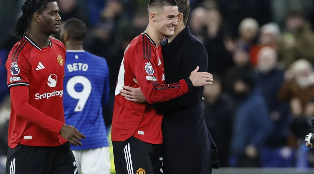 مايكل كاريك مدرب مان يونايتد يهنئ مهاجمه بنيامين سيسكو على تألقه (رويترز)