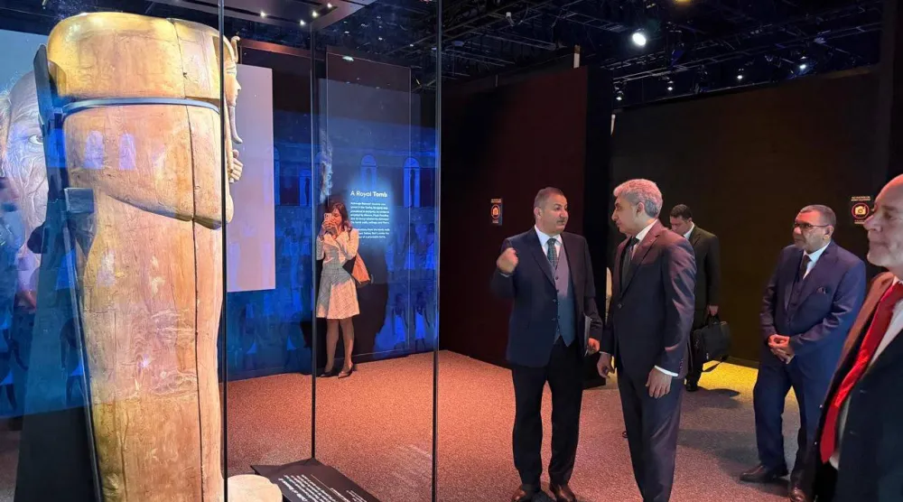 تجهيزات المعرض الأثري في لندن (وزارة السياحة المصرية)