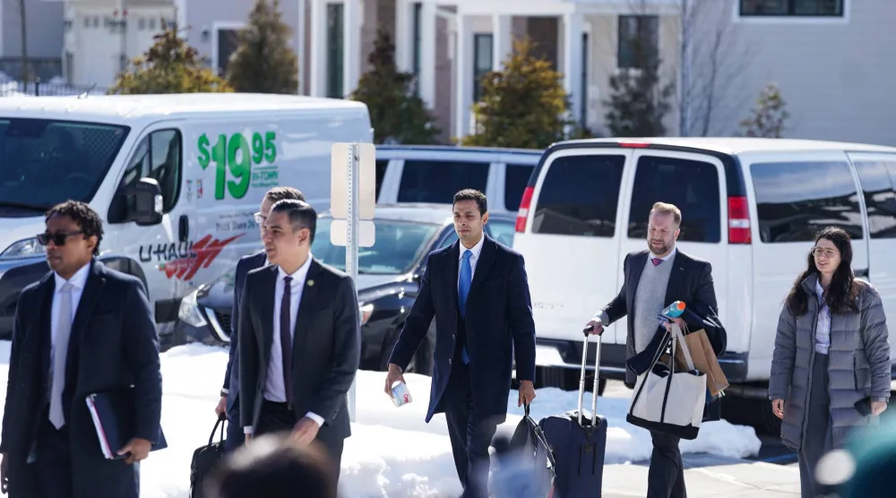 أعضاء لجنة الرقابة في مجلس النواب الأميركي وبينهم الديمقراطيون ويسلي بيل وروبرت غارسيا وسوهاس سوبرامانيام لدى وصولهم إلى مركز تشاباكوا للفنون التعبيرية بنيويورك 27 فبراير (أ.ف.ب)