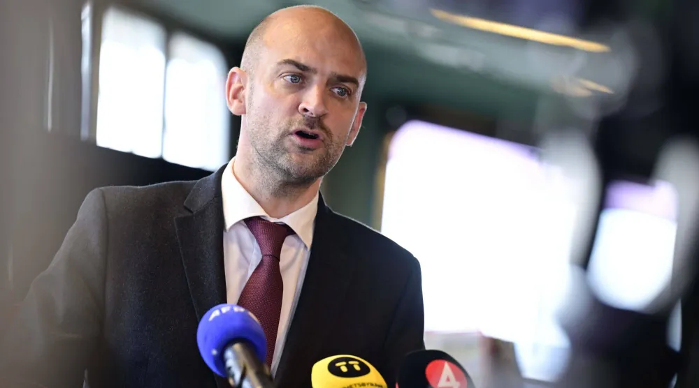 وزير الخارجية الفرنسي جان نويل بارو في مؤتمر صحافي عقب الاجتماع الثنائي على متن حاملة الطائرات الفرنسية شارل ديغول (R91) في ميناء مدينة مالمو بالسويد يوم الجمعة 27 فبراير 2026 (أسوشييتد برس)