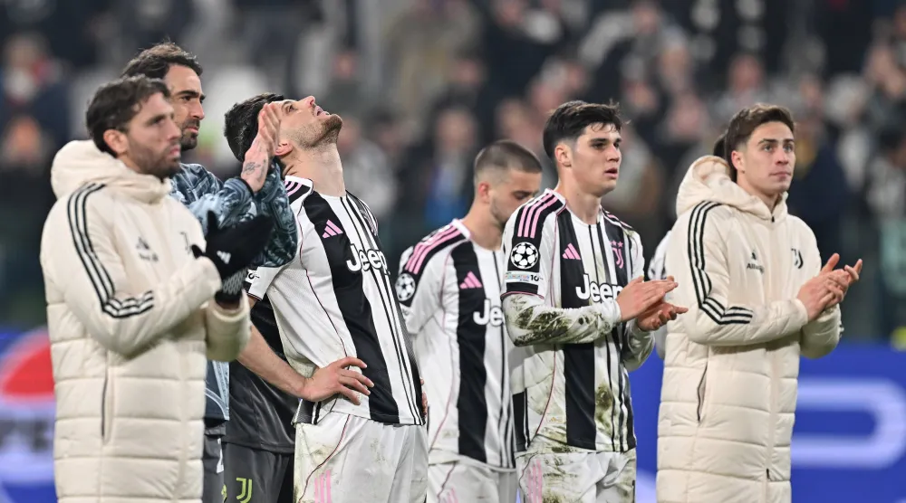 لاعبو يوفنتوس وأحزان الإقصاء الأوروبي الصادم (إ.ب.أ)