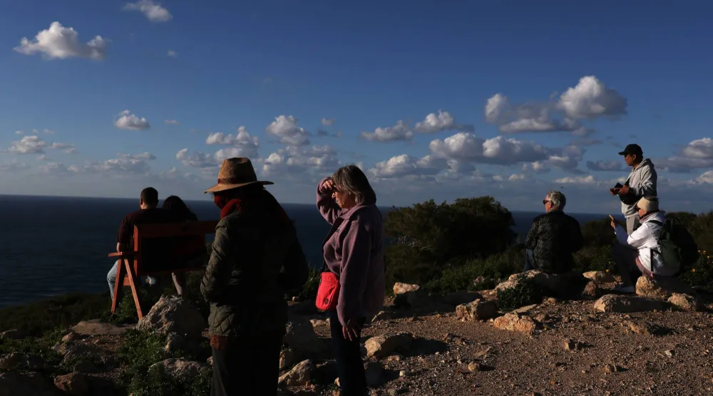 إسرائيليون في حيفا يترقبون وصول حاملة الطائرات الأميركية «جيرالد فورد» (إ.ب.أ)