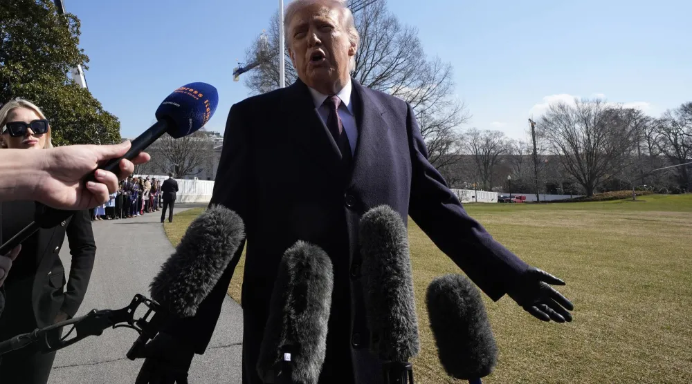 الرئيس الأميركي دونالد ترمب يتحدث إلى وسائل الإعلام في الحديقة الجنوبية للبيت الأبيض قبل صعوده على متن مروحية «مارين ون» المتجهة إلى كوربوس كريستي بتكساس (إ.ب.أ)