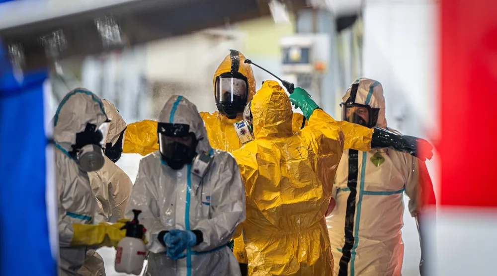 مجموعة من عناصر الإطفاء يغتسلون عقب التخلص من عدد كبير من الدجاجات المصابة بإنفلونزا الطيور في التشيك 23 فبراير 2023 (د.ب.أ)