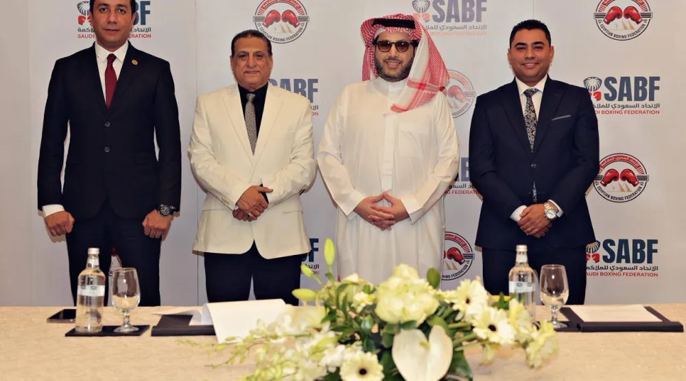 المستشار تركي آل الشيخ مع اللواء مجدي اللوزي بعد توقيع بروتوكول التعاون (الشرق الأوسط)