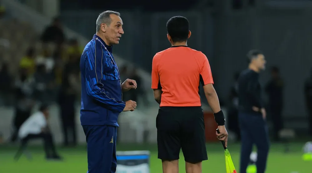 دونيس عبّر عن غضبه من أداء حكم المباراة في مواجهة فريقه أمام الاتحاد (تصوير: محمد المانع)