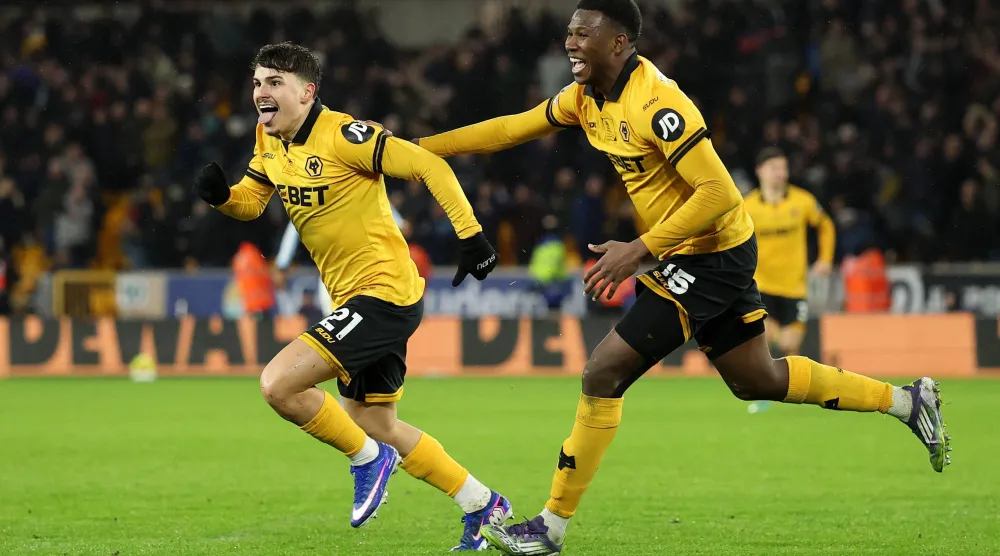 رودريغو غوميز لاعب وولفرهامبتون يحتفل بتسجيل الهدف الثاني (رويترز)