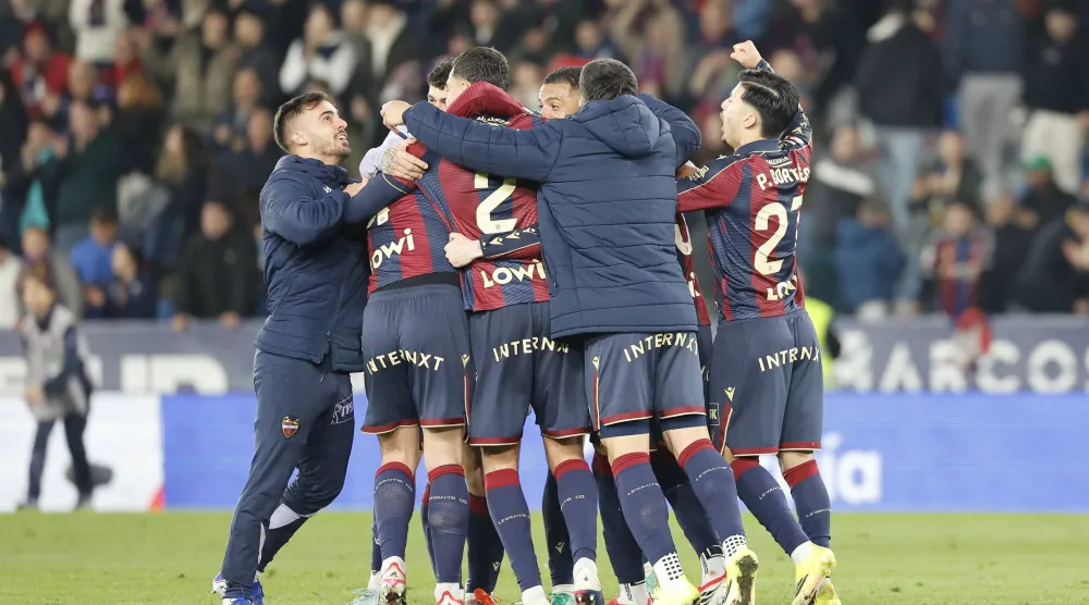 لاعبو ليفانتي يحتفلون بالفوز (إ.ب.أ)