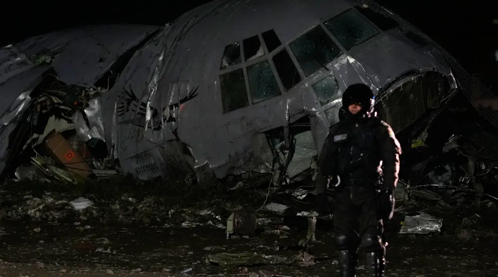  أحد أفراد الشرطة العسكرية بجوار طائرة تحطمت في «إل ألتو» في بوليفيا (ا.ب)