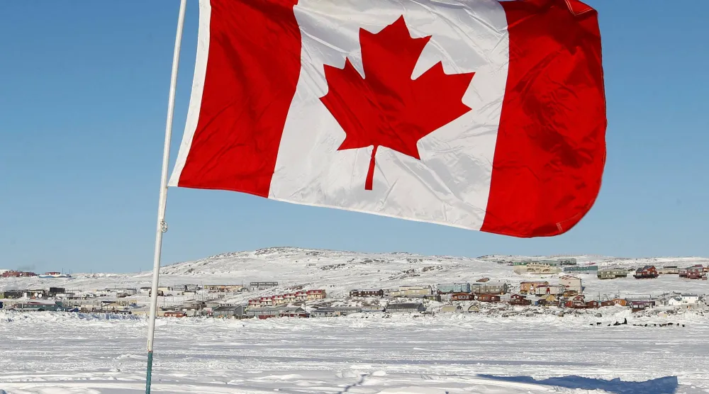 علم كندا يظهر وسط ساحة مليئة بالثلوج (رويترز)