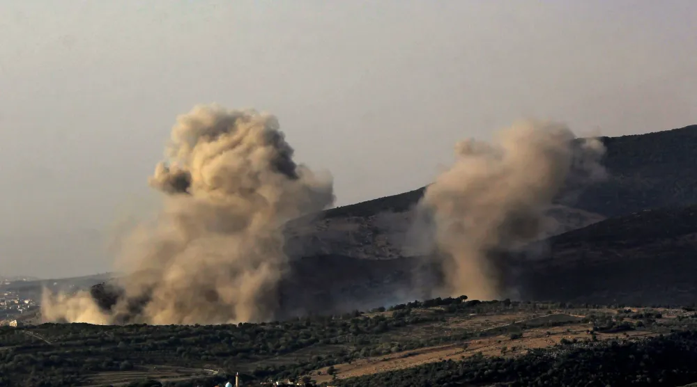 الدخان يتصاعد بعد غارات جوية إسرائيلية على قرية المحمودية جنوب لبنان (د.ب.أ)