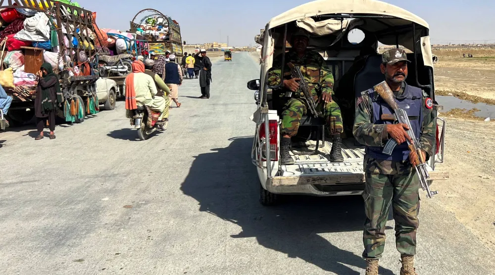 أفراد من شرطة بلوشستان يحرسون طريقاً يؤدي إلى معبر تشامان الحدودي عقب تبادل إطلاق النار بين القوات الباكستانية والأفغانية عند المعبر الحدودي بين البلدين في تشامان (رويترز)