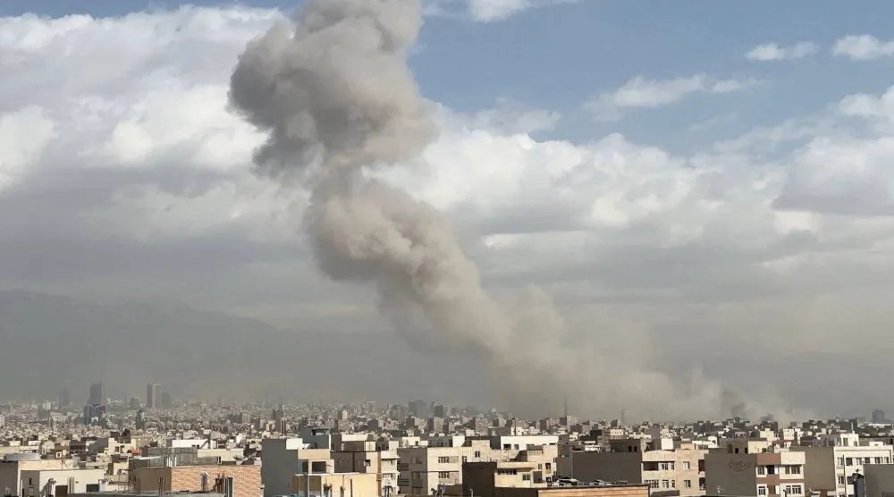 تصاعد الأدخنة جراء القصف في طهران (رويترز)