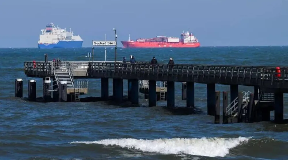 ناقلات غاز بالقرب من ميناء بينز في ألمانيا (رويترز)