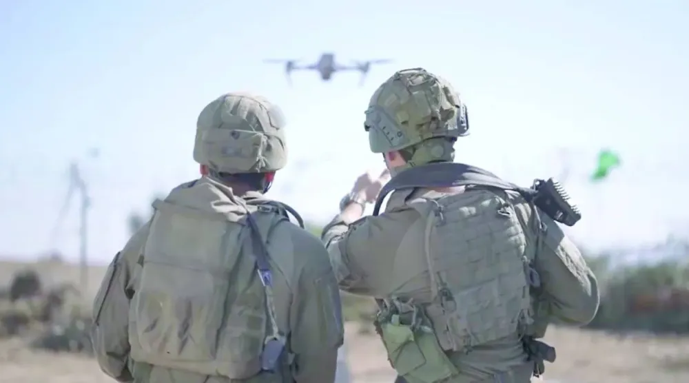 İki İsrail askeri bir insansız hava aracı fırlatıyor. (Arşiv – İsrail ordusu)