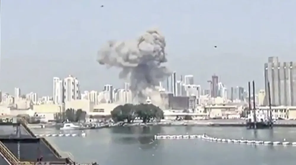Sosyal medyada paylaşılan bir videodan alınan ve İran'ın Bahreyn'deki bir ABD üssüne düzenlediği saldırı anını gösteren fotoğraf (AFP)