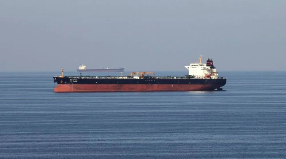 ناقلة نفط تعبر مضيق هرمز (رويترز)