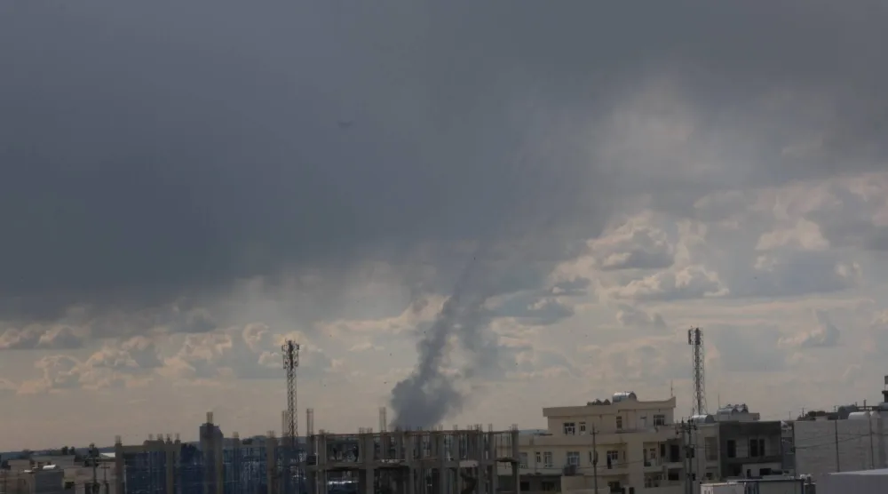 تصاعد الأدخنة جراء ضربات صاروخية من إيران في سماء أربيل (إ.ب.أ)