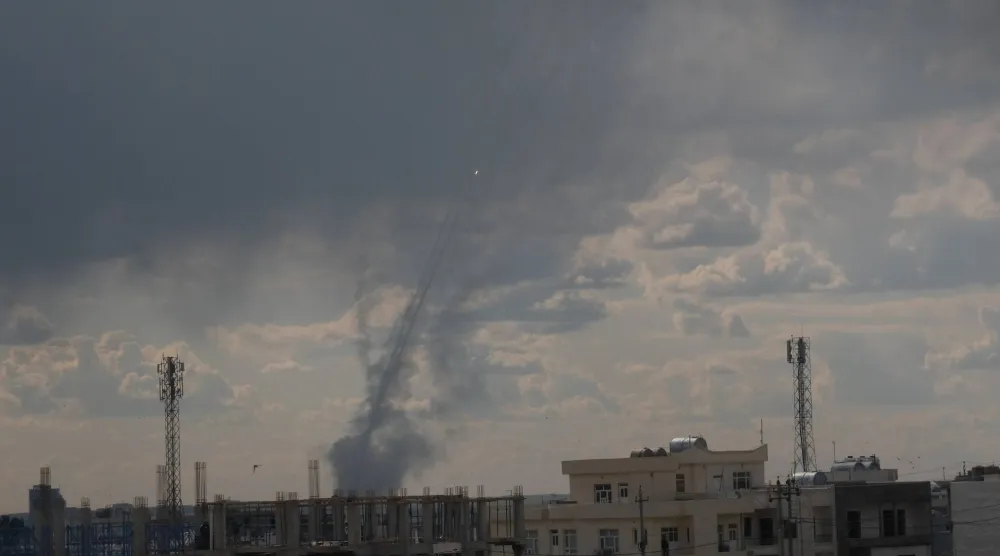 دخان يتصاعد عقب هجوم على مطار أربيل السبت (إ.ب.أ)