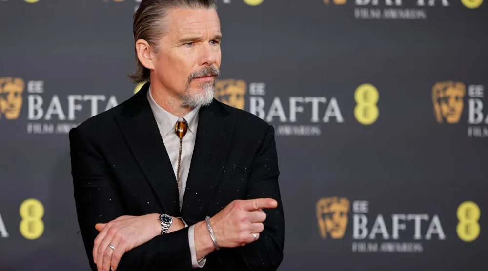  إيثَن هوك خلال حضوره حفل توزيع جوائز البافتا في لندن (إ.ب.أ)