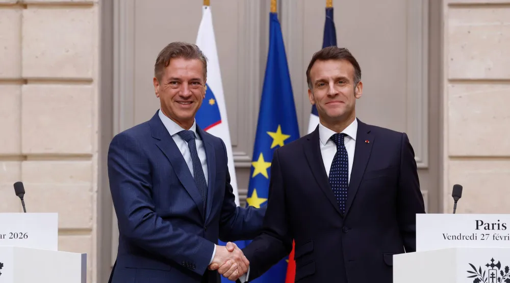 الرئيس الفرنسي إيمانويل ماكرون مستقبلا الجمعة رئيس الوزراء السلوفيني روبرت غولوب في قصر الأليزيه في باريس  الخميس (آ.ب)