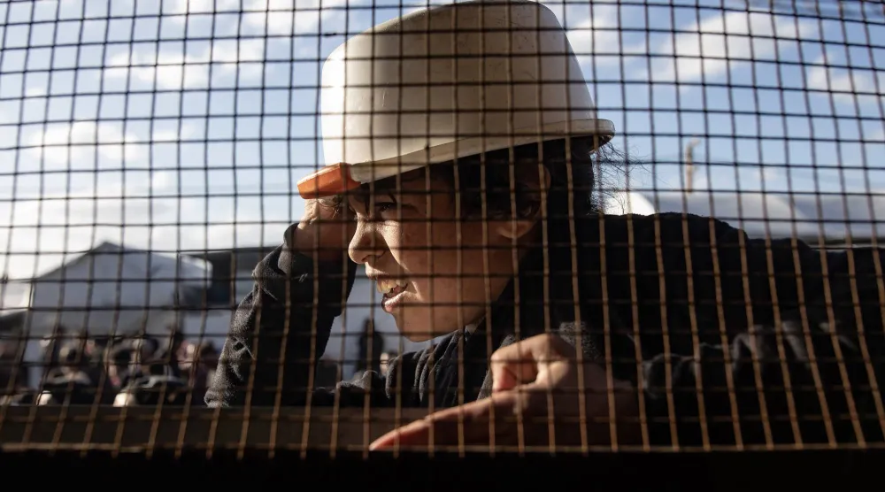 طفل فلسطيني ينتظر للحصول على وجبة طعام من مطبخ خيري في خان يونس جنوب قطاع غزة الخميس الماضي (إ.ب.أ)