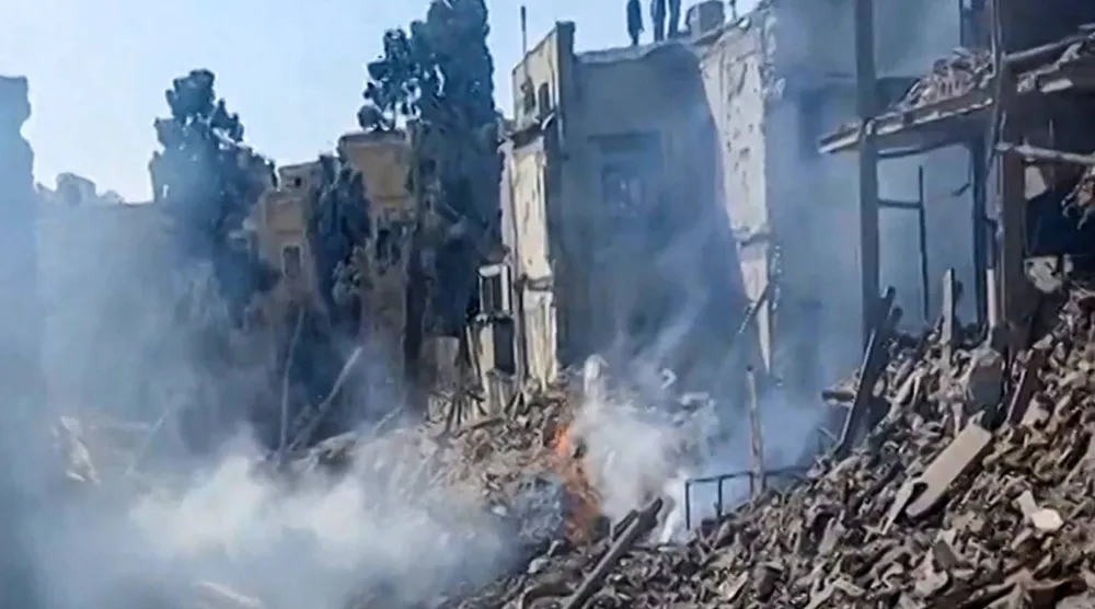 أشخاص يتفقدون الأضرار في موقع القصف الذي شنته الولايات المتحدة وإسرائيل على طهران (أ.ف.ب)