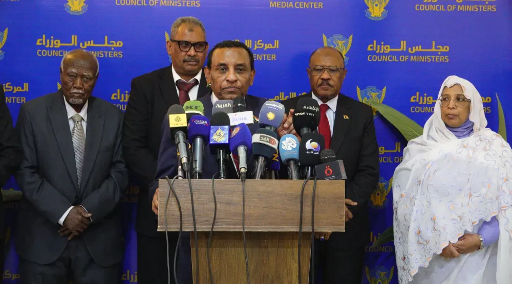 إدريس متحدثاً في المؤتمر الصحافي بمطار الخرطوم (إعلام مجلس الوزراء)