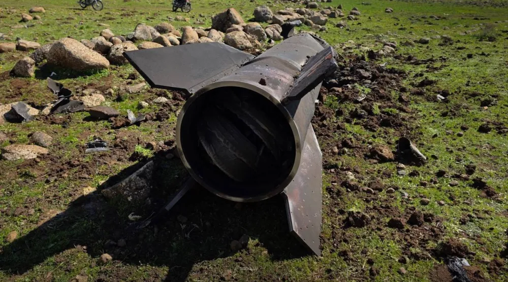 جسم الصاروخ الإيراني الذي سقط في منطقة القنيطرة (سانا)