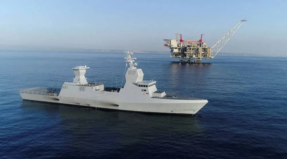 سفينة عسكرية إسرائيلية تبحر بجوار منصة إنتاج حقل ليفياثان للغاز الطبيعي في البحر المتوسط (أرشيفية - رويترز)