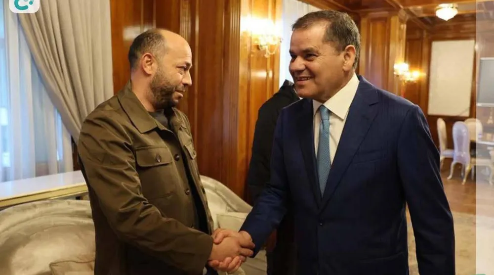 الدبيبة يصافح القصب في طرابلس الشهر الماضي (مكتب الدبيبة)