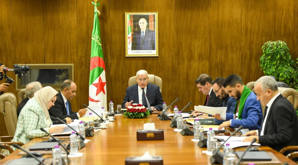 رئيس البرلمان مع أعضاء لجنة صياغة مشروع قانون تجريم الاستعمار في 20 ديسمبر 2025 (البرلمان)