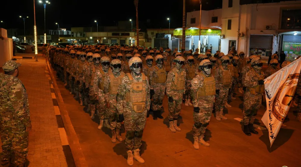 «لواء سبل السلام» التابع لقوات «الجيش الوطني الليبي» في اصطفاف ليلي بأحد شوارع مدينة الكفرة (إعلام القيادة العامة)