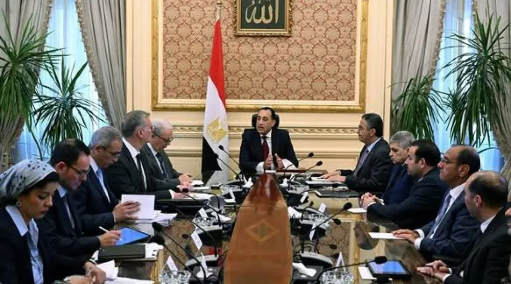 اجتماع سابق لرئيس الوزراء مع عدد من الوزراء لمتابعة الأسعار في السوق المصرية (وزارة التموين المصرية)