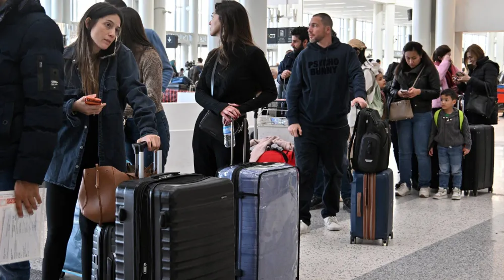 مسافرون ينتظرون في مطار رفيق الحريري الدولي في بيروت بعد إلغاء رحلاتهم بسبب الحرب الأميركية - الإيرانية (أ.ب)