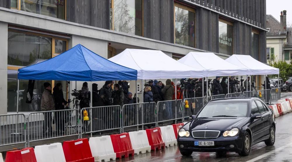 تجمع للصحافيين خارج مدخل فندق إنتركونتيننتال خلال محادثات السلام الروسية - الأوكرانية في جنيف (إ.ب.أ)